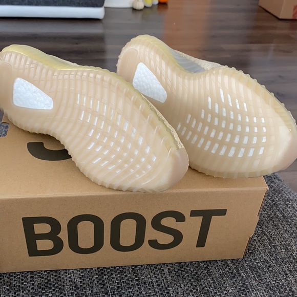 Yeezy • 350 V2 Flax - Picture 4 of 4